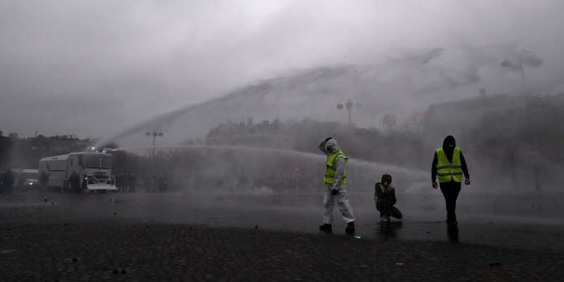 Com coletes amarelos, manifestantes protestaram contra aumento de impostos sobre combustíveis 