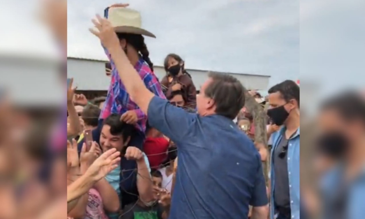 O helicóptero com o presidente desceu em um campo de futebol amador na cidade. Ele estava acompanhado do deputado Major Vitor Hugo e Pazuello | Foto: reprodução