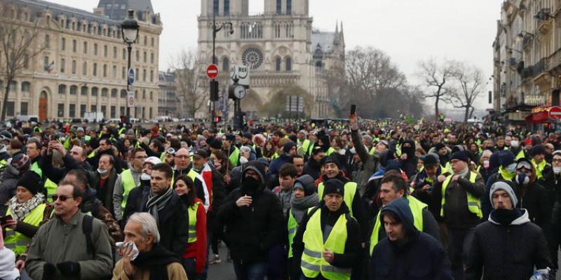 Manifestantes vestindo coletes amarelos ocuparam ruas de Paris e protestaram contra o governo  (Foto: Divulgação: Gonzalo Fuentes/Reuters/Direitos reservados)