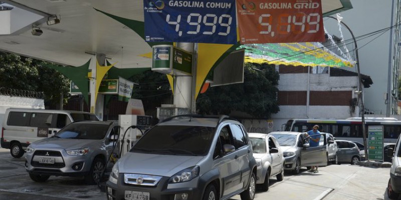 Em duas semanas, o preço da gasolina nas refinarias da Petrobras chegou a cair 23,8%