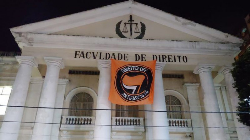  Bandeira antifascismo é colocada na UFF (Foto: Reprodução)