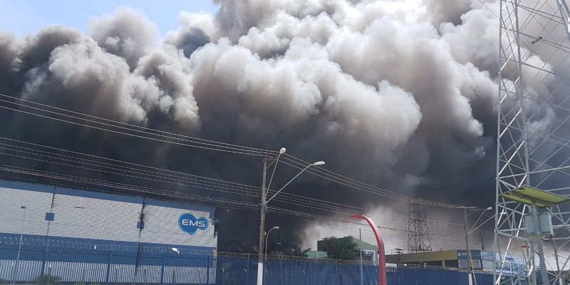 Incêndio de grandes proporções atinge indústria farmacêutica (Foto: Divulgação) 