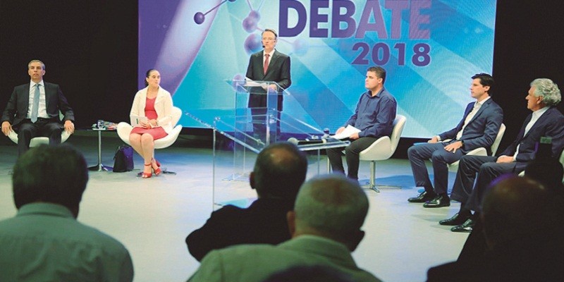 O debate foi encerrado mais cedo devido a um mal estar do mediador Enzo De Lisita. (Foto: Divulgação)
