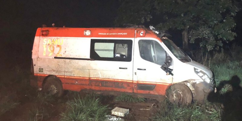 Ambulância do Samu sai de pista após se envolver em acidente (Foto: Divulgação/PRF)