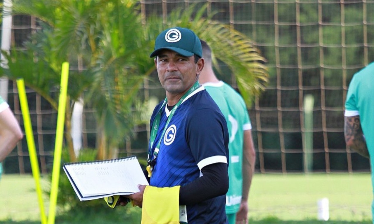 Treinador evita culpar sistema defensivo em derrota e diz que falhas coletivas culminaram no resultado negativo – Foto: Rosiron Rodrigues / Goiás