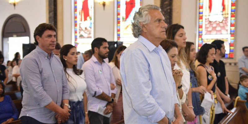 Acompanhado de políticos aliados, Ronaldo Caiado participa de missa de Ação de Graças na Catedral Metropolitana de Goiânia (Foto: Divulgação) 