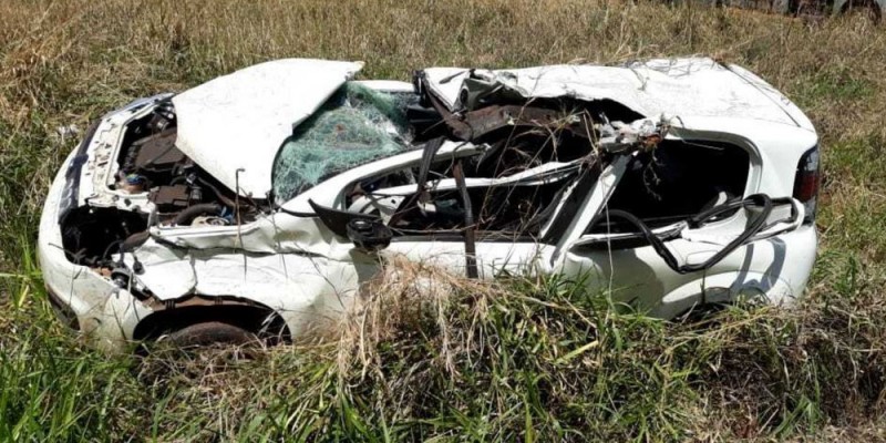 Carro ficou destruído após capotamento (Foto: Reprodução)