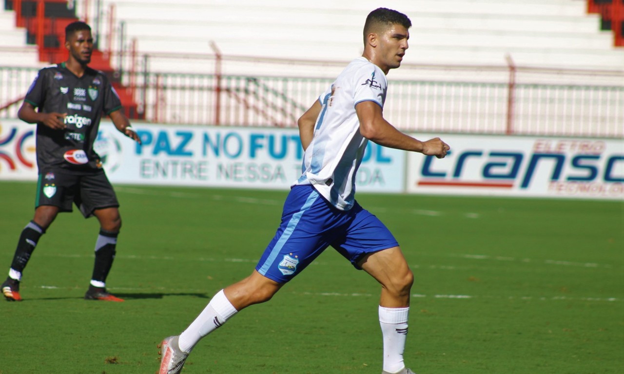 Atacante Lucas Gabriel é a promessa de gols do Grêmio Anápolis neste domingo diante da Jataiense | foto: Diogo Moura / GEA
