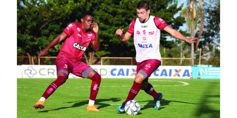 Moacir (E) será titular no próximo jogo contra o Figueirense em Florianópolis. Giaretta (D) terá novo companheiro de zaga Moacir (E) será titular no próximo jogo contra o Figueirense em Florianópolis. Giaretta (D) terá novo companheiro de zaga