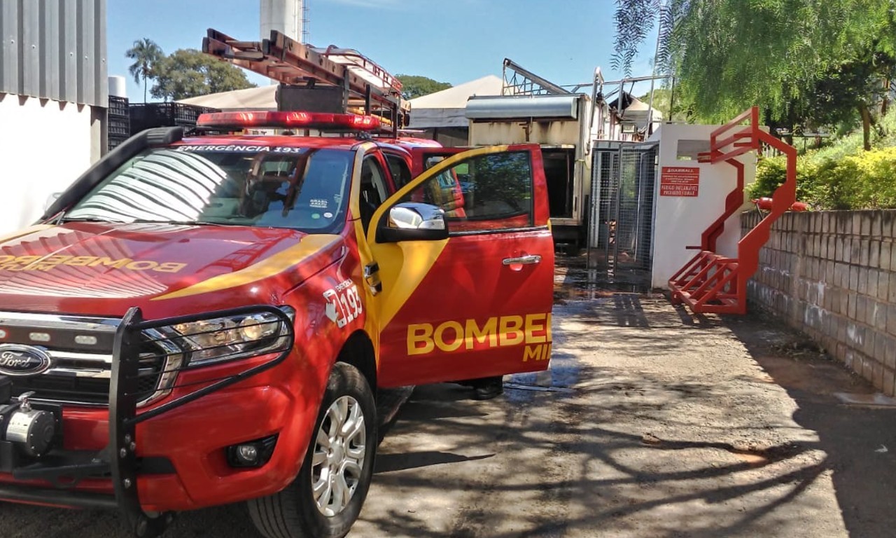 Bombeiros estão no local trabalhando para conter o incêndio e suspeita é que haja plásticos, óleo e máquinas agrícolas no galpão | Foto: reprodução