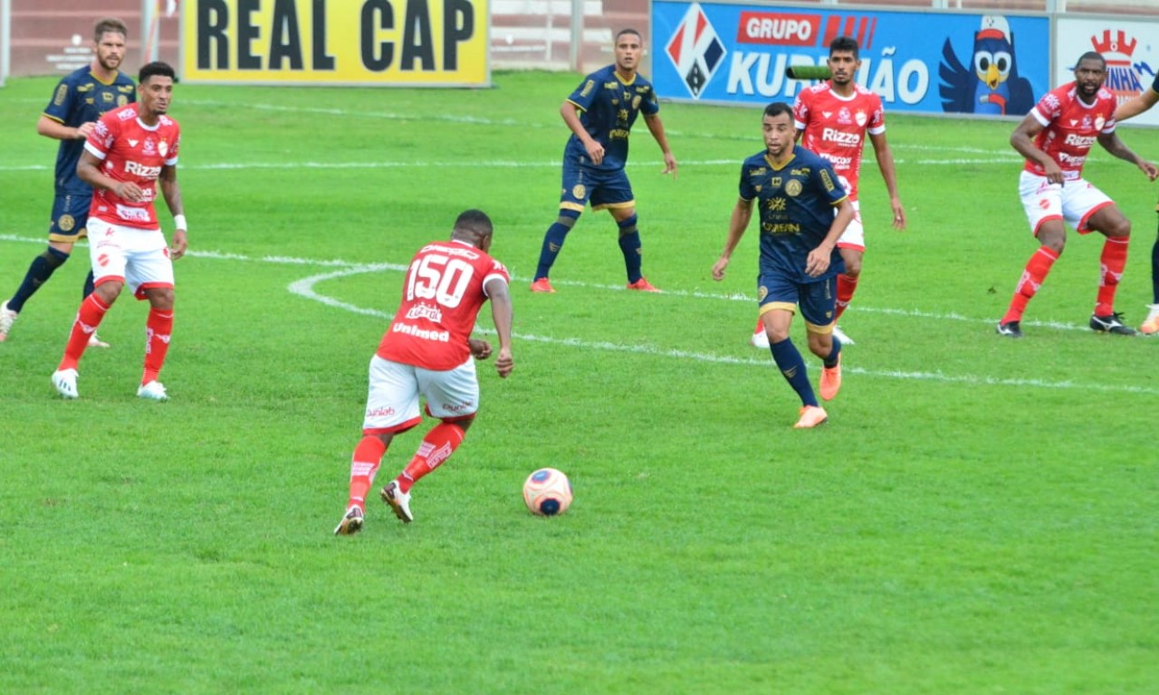 Alan Mineiro no momento da finalização que rendeu o seu 45º gol com a camisa do Vila Nova nos 150 jogos realizados | Foto: Afonso Cardoso