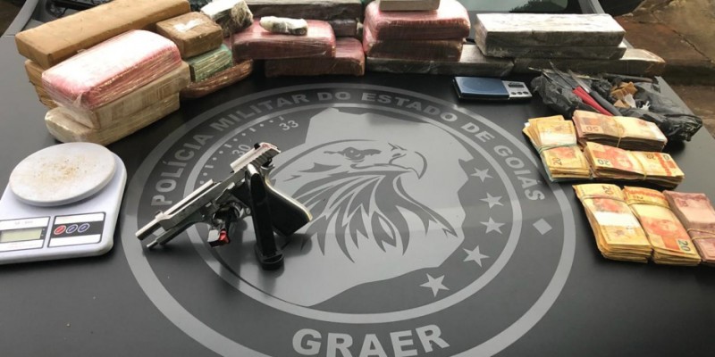 Polícia Militar apreende drogas na casa de suspeito (Foto: Divulgação/Graer) 