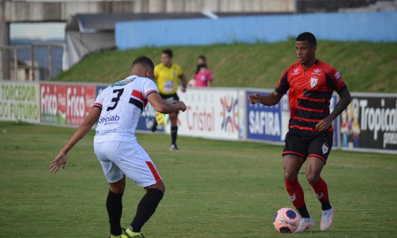 Arthur Gomes marcou o primeiro gol com a camisa do Atlético Goianiense e também deu uma assistência | Foto: Comunicação/ACG
