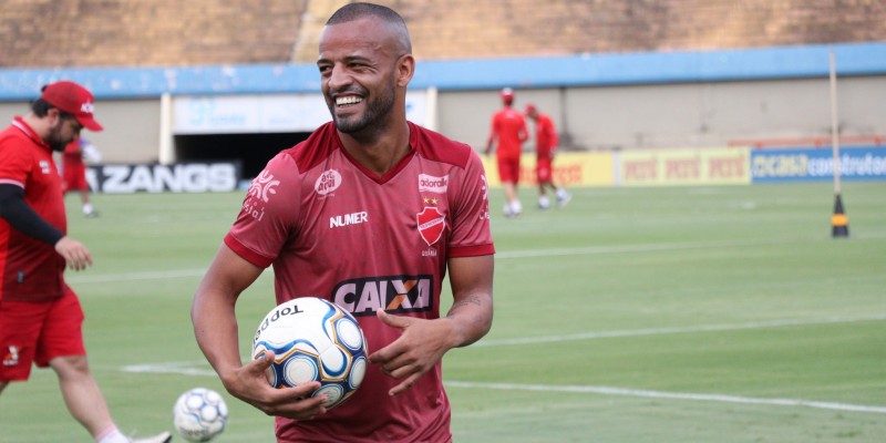 Vila Nova encaminha renovação com lateral-esquerdo para 2019