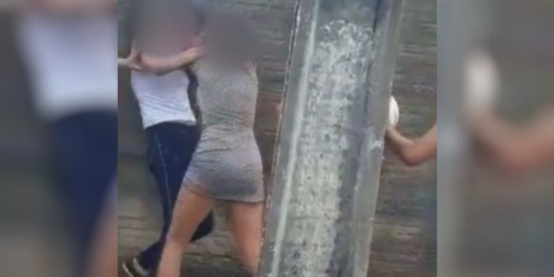 Estudantes são flagradas brigando em porta de colégio estadual (Foto: Divulgação) 