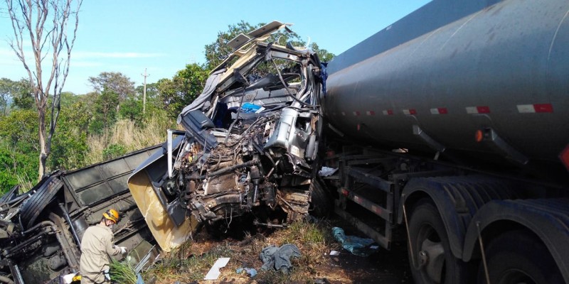 Bombeiros trabalham em local onde ônibus que levava equipe da cantora Yasmin Santos, ônibus do Exército e caminhão-tanque bateram, em Cristalina (Foto: Divulgação/Corpo de Bombeiros) 