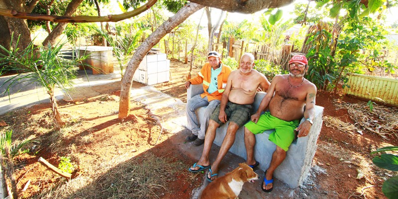 Adão Coelho Guimarães junto com outros moradores da região construiram uma praça de convivência para o lazer e as conversas do fim de tarde (Wesley Costa)