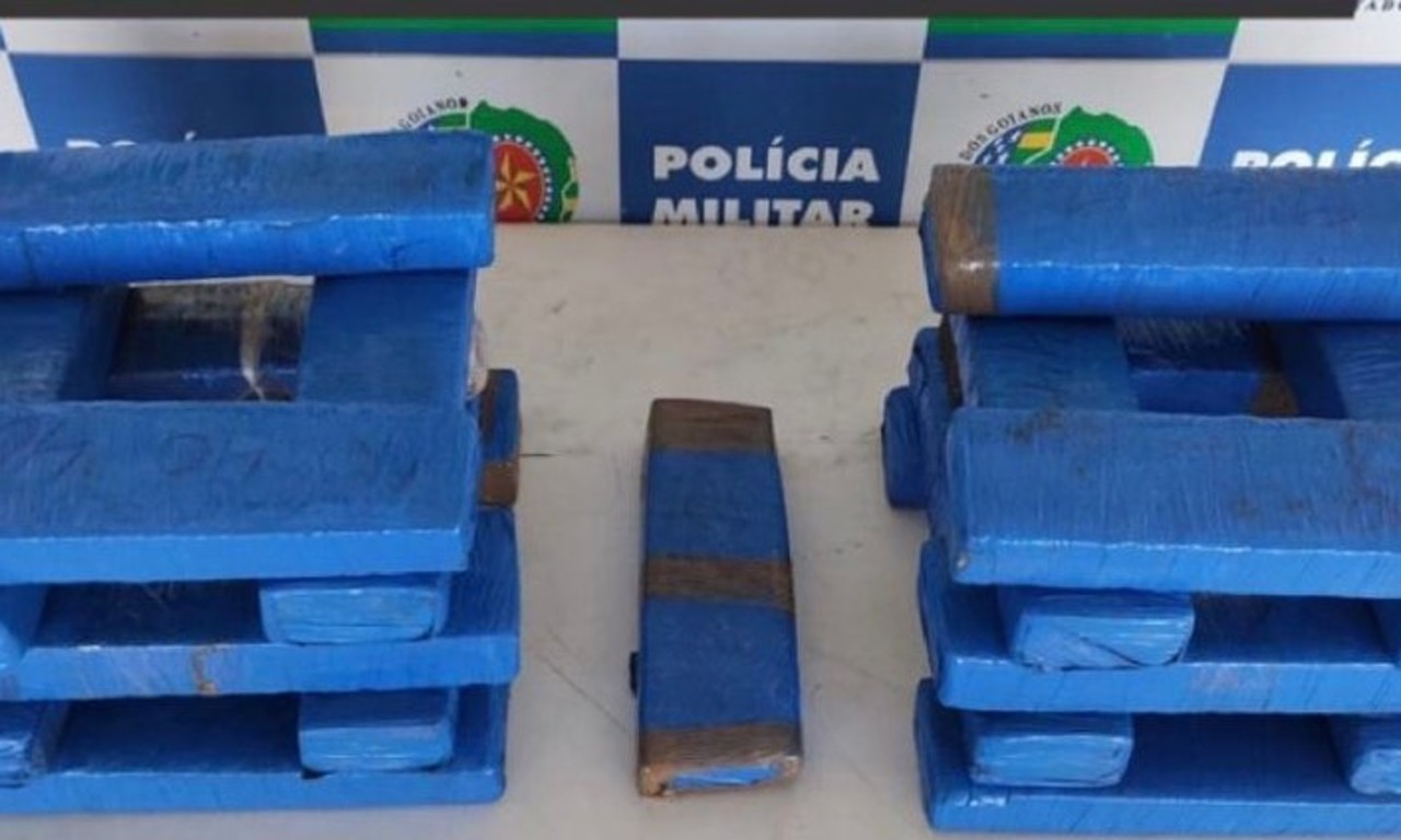 Apreensão ocorreu após denúncias de que uma residência funcionava como depósito de drogas | Foto: Divulgação/PM