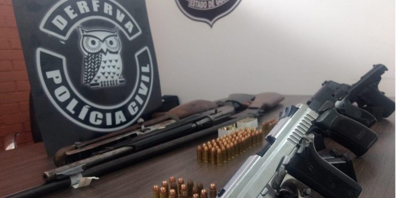 Com a quadrilha, a polícia apreendeu diversas armas de fogo e munições (Foto: Divulgação/PC) 