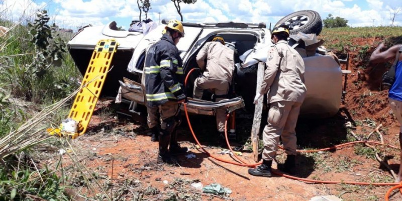 Quatro pessoas ficam feridas em acidente na GO-346, em Cabeceiras (Foto: Divulgação/Corpo de Bombeiros) 