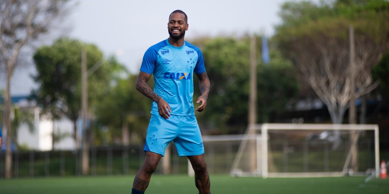 O zagueiro Dedé teve suspensão anulada e reforça a zaga da Raposa em Belo Horizonte