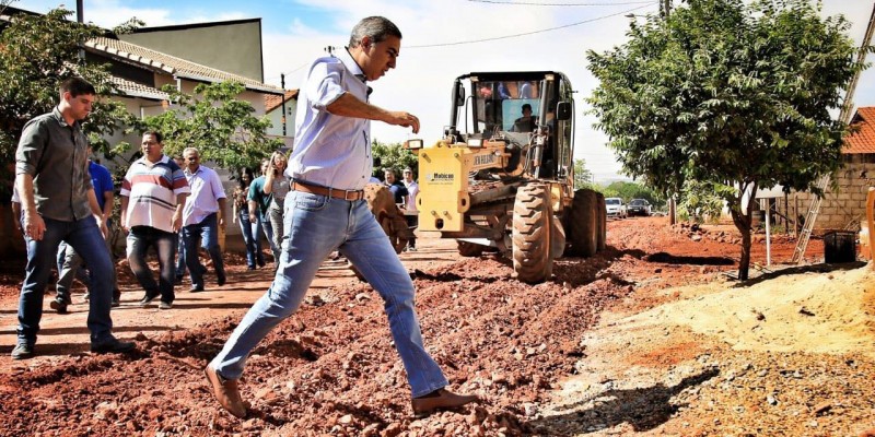 José Eliton visitou obras de pavimentação em Ceres (Foto: Reprodução)