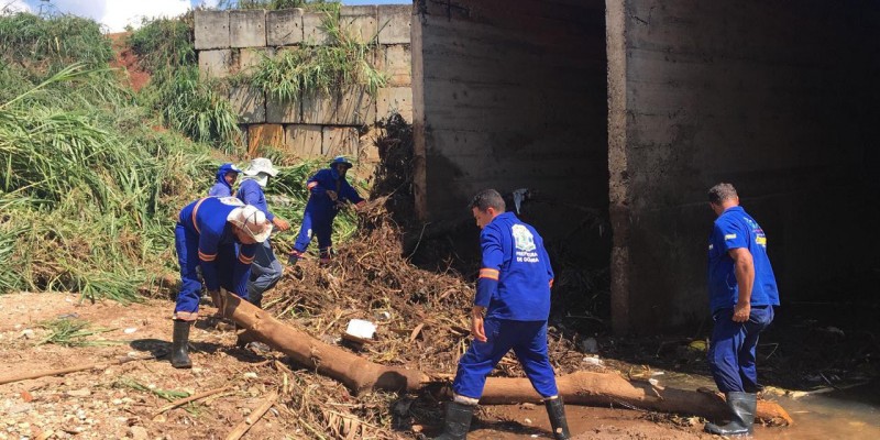 Operários atuam nos serviços de desobstrução de canais de ribeirões e córregos nas proximidades de pontes e bueiros