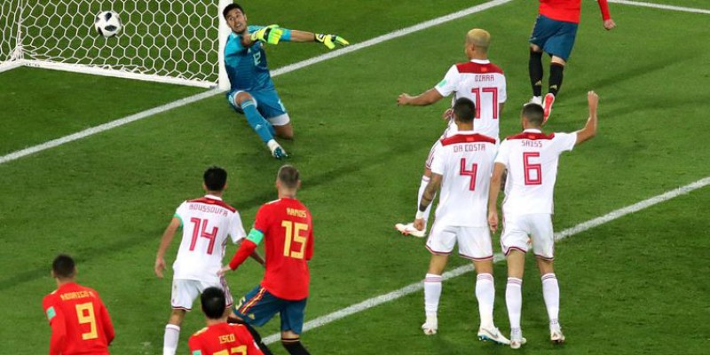 Iago Aspas, da Espanha, marca o segundo gol da equipe (foto: Mariana Bazo/Reuters)