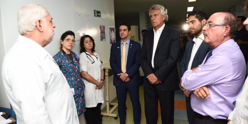 Ao lado do vice-governador Lincoln Tejota, do secretário de Saúde, Ismael Alexandrino, e do deputado federal eleito Dr. Zacharias Calil, Ronaldo Caiado conferiu a situação do Hospital Materno-Infantil (Foto: Divulgação) 