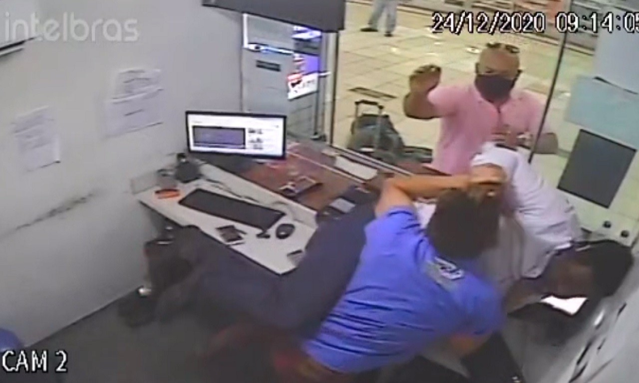 O agressor foi filmado por câmara de vigilância quando pulou balcão e invadiu guichês; outros passageiros ajudaram a puxar o homem | Foto: Reprodução