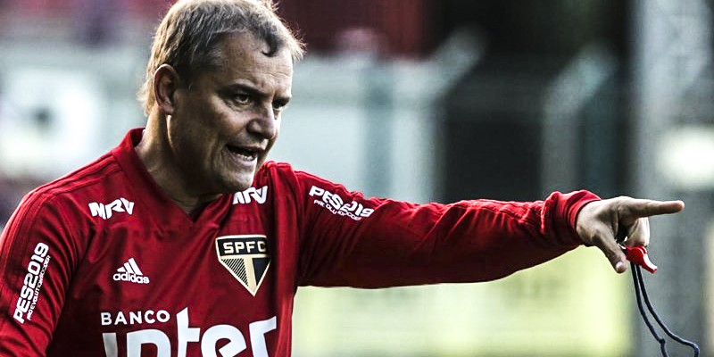 Técnico Aguirre instrui o líder São Paulo, que abre a rodada hoje contra o lanterna Paraná