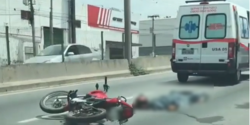 Motociclista morre atropelado por caminhão após acidente (Foto: Divulgação) 