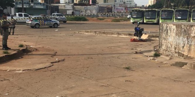 Corpo é encontrado coberto por papelão na Praça dos Trabalhadores (Foto: Divulgação) 