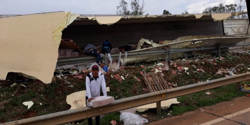 Caminhão carregado com frango tomba e moradores saqueiam a carga (Foto: Divulgação) 