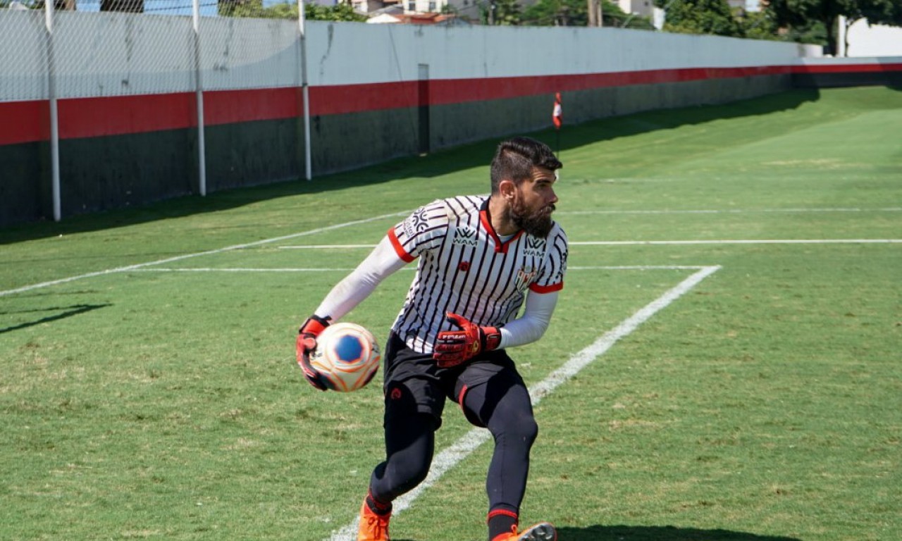 O goleiro Fernando Miguel já treina com seus novos companheiros | Foto: Comunicação/ACG