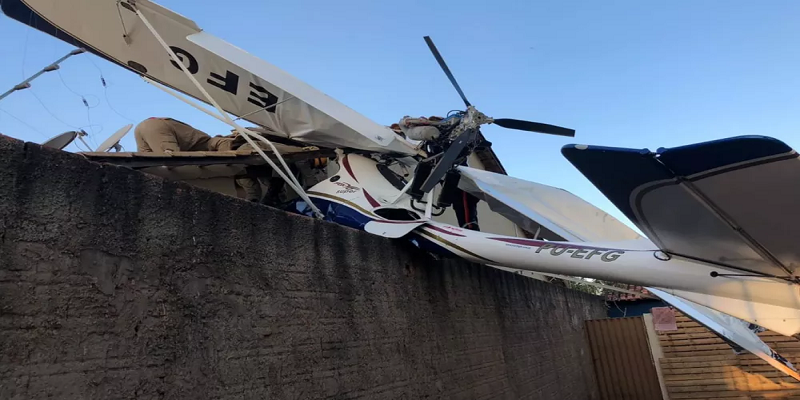 Avião cai sobre casa em Goiânia