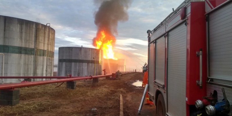 Corpo de Bombeiros é acionado para conter as chamas (Foto: Divulgação/CBMGO) 