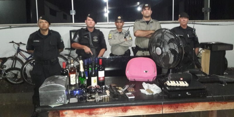 Policiais militares apreendem materiais com os suspeitos (Foto: Divulgação/PM) 