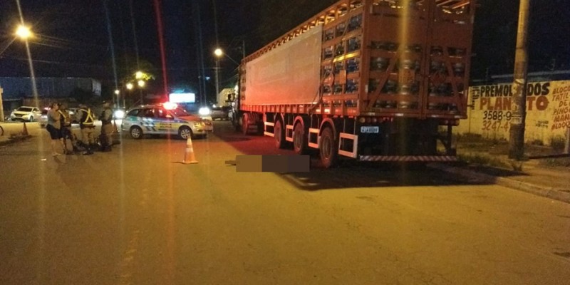 Motociclista morre ao colidir contra o caminhão no Jardim Santo Antônio (Foto: Divulgação/Dict) 