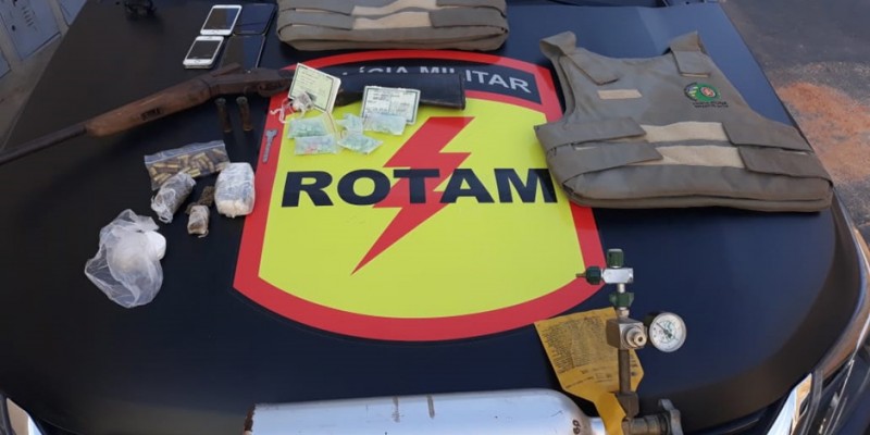 Policiais apreendem droga e arma de fogo (Foto: Reprodução/PM)