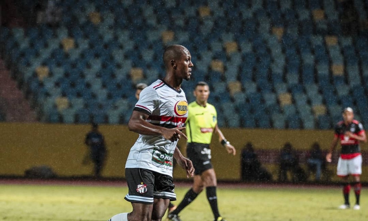 Volante Thiago Batista pertence ao Grêmio Anápolis, mas retorna ao Anápolis após um ano, dessa vez emprestado pelo rival | foto: Comunicação Anápolis