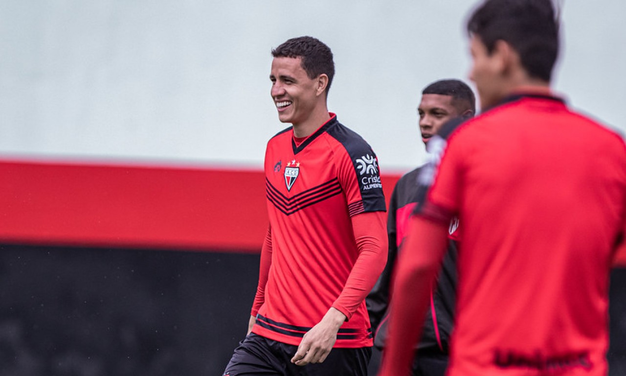 Sem Zé Roberto, que está suspenso, Roberson deve herdar a vaga como titular no ataque contra o Grêmio - Foto: Heber Gomes