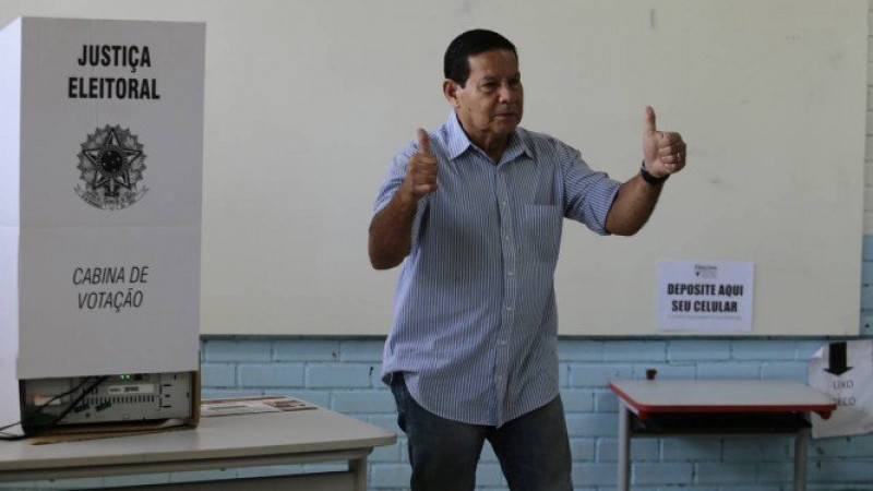 General Mourão votou pela manhã deste domingo (28) em Brasília (Foto: Reprodução)