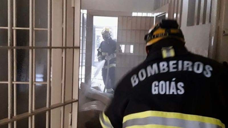 Foram utilizados cerca de 3000 litros de água no combate. (Foto: CMBGO)