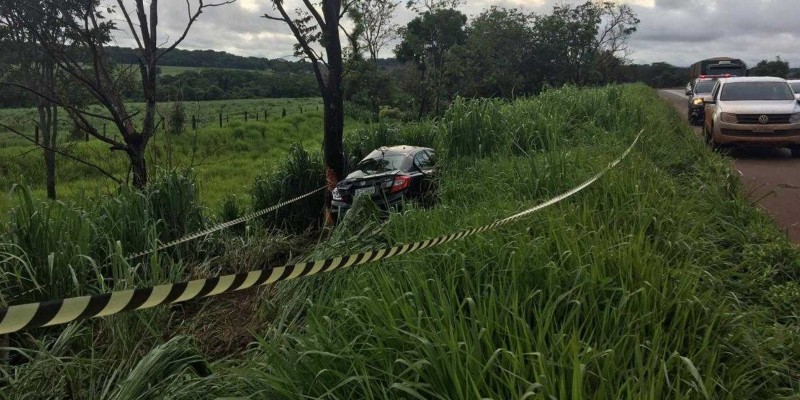 Após o roubo, criminosos colidiram o carro (Foto: Divulgação/Polícia Civil) 