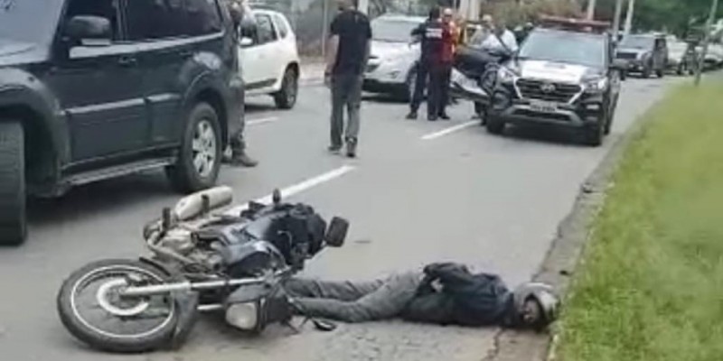 Motociclista é morto a tiros ao tentar, supostamente, assaltar relógio de policial civil na Avenida Jamel Cecílio (Foto: Divulgação) 