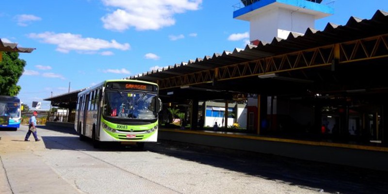 Vítima descia do veículo quando o acidente ocorreu. A mulher foi socorrida e encaminhada para o Centro de Referência em Ortopedia e Fisioterapia