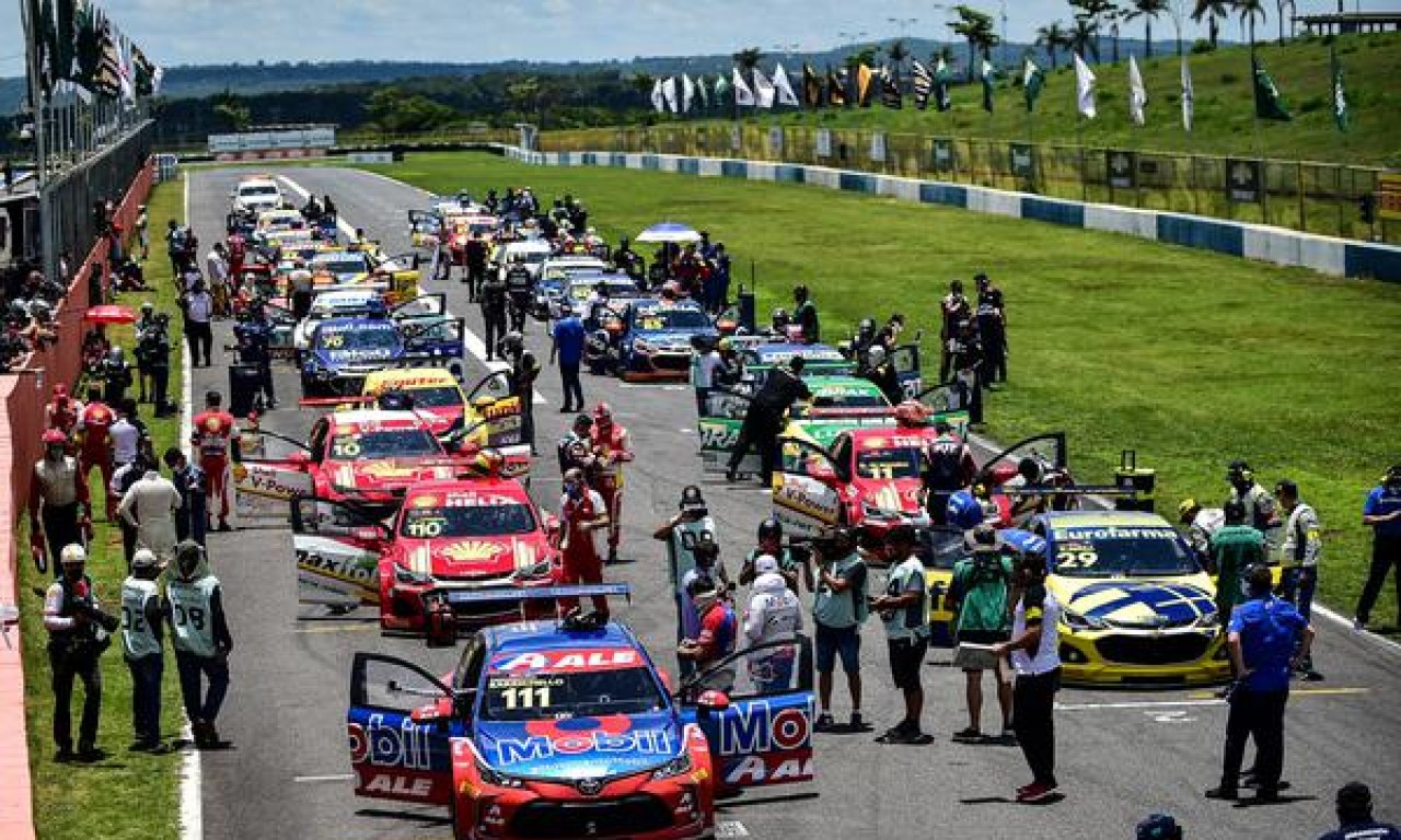 Equipes se preparam para a largada na reta de Goiânia, em 2020 | Foto: Duda Bairros/Stock Car