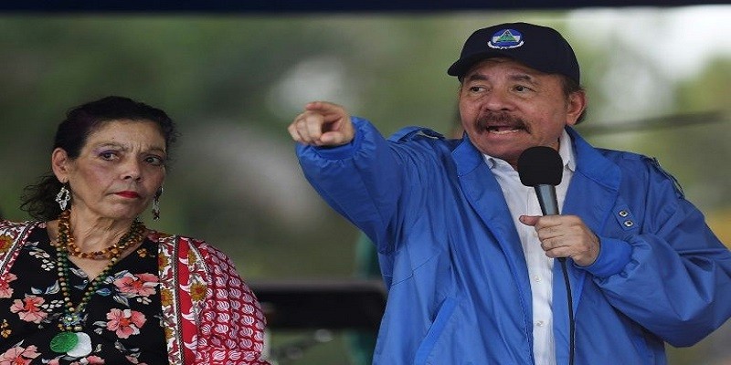 O presidente da Nicarágua, Daniel Ortega, discursa a seus seguidores em 7 de julho de 2018 durante ato em Manágua, acompanhado de sua esposa e vice-presidente, Rosario Murillo