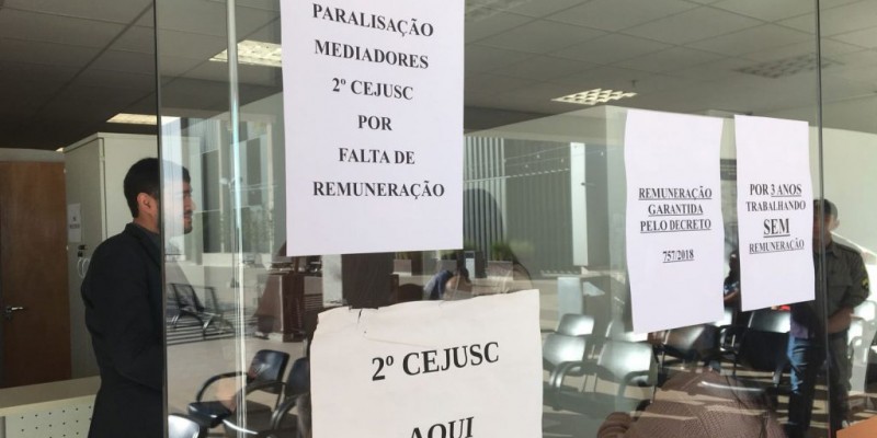 Os manifestantes pedem a remuneração desde janeiro dos serviços que prestam de mediação e conciliação (Reprodução/Mais Goiás)